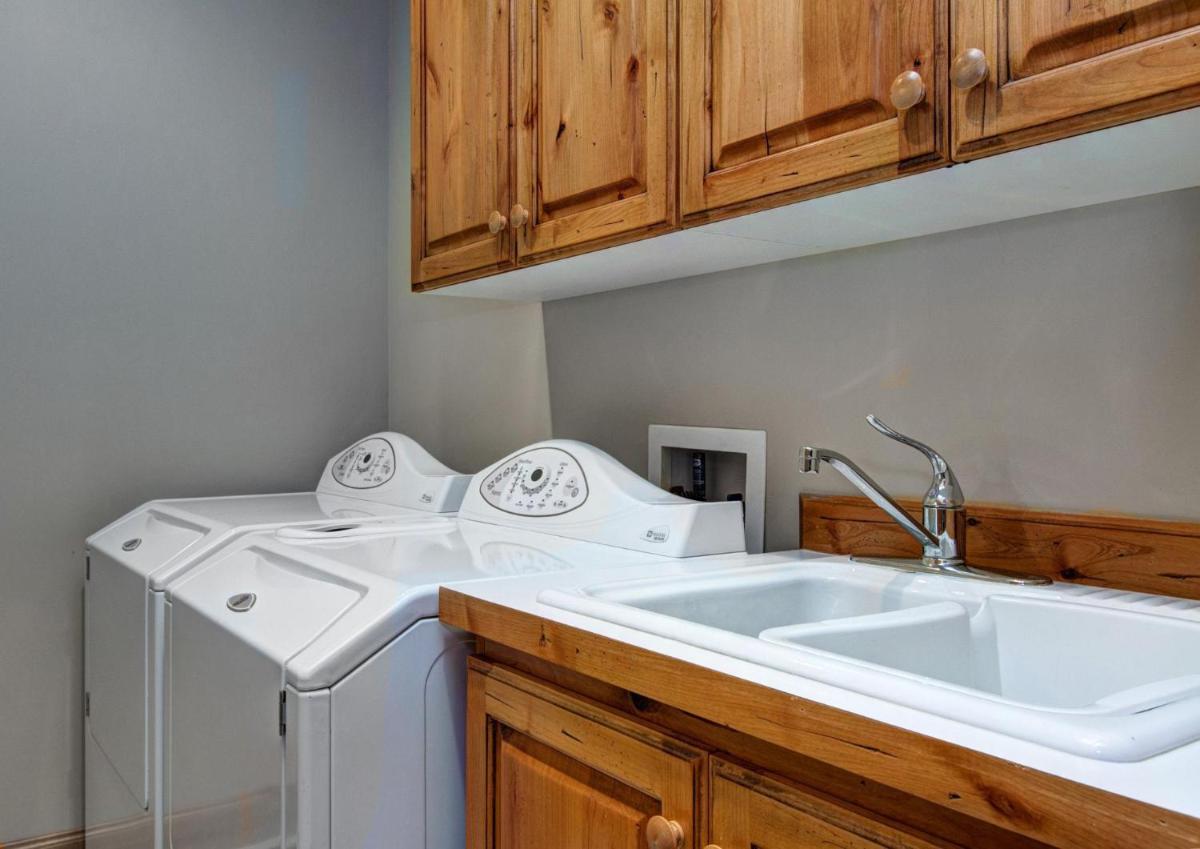 Popular attractions Area Nearby Property